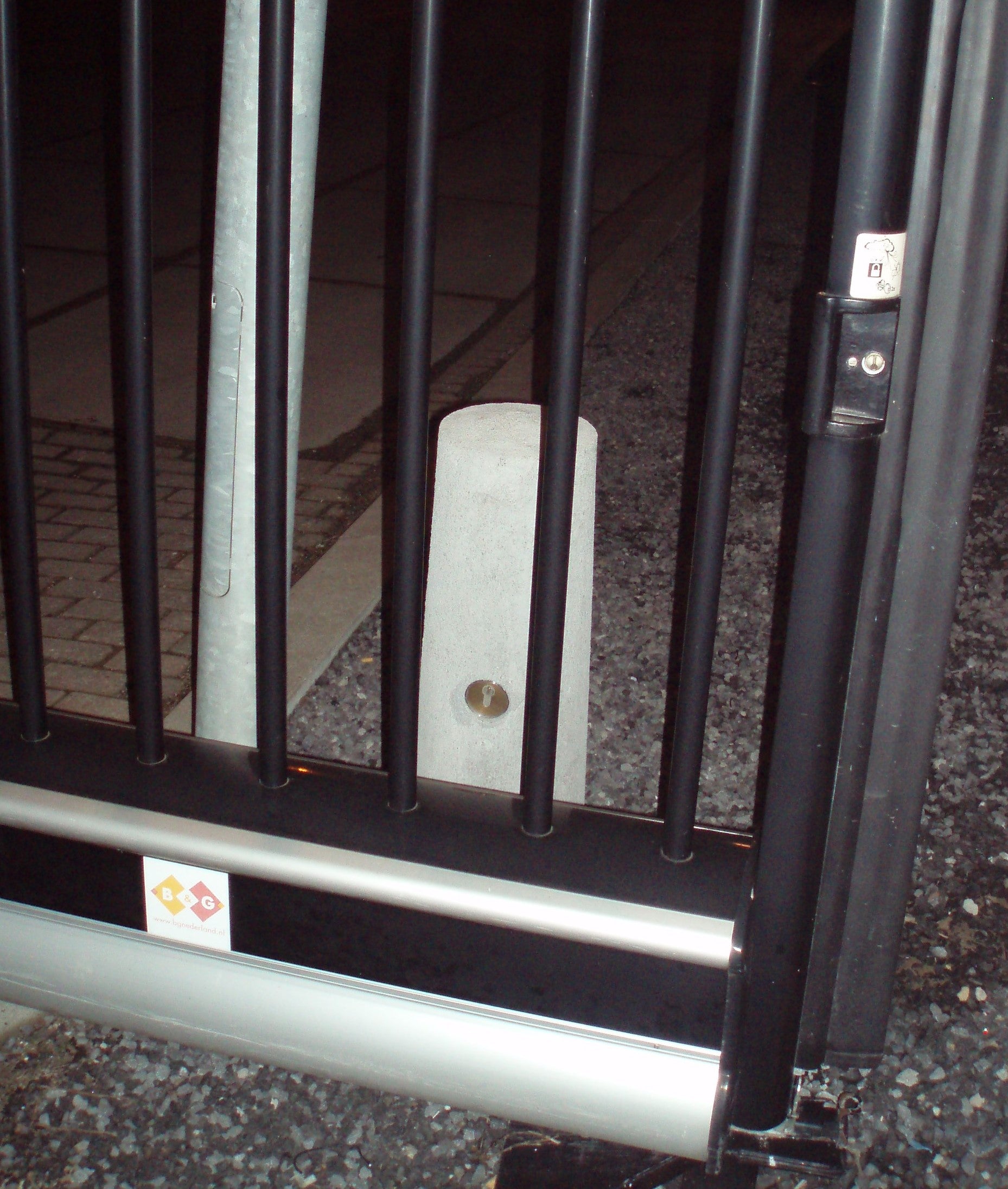 RVS Sleutelbuis Brandweerbuis 60mm IN BETONNEN PAAL